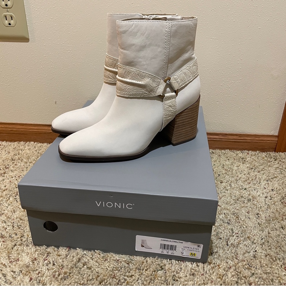 NEW Vionic Carnelia Cream Leather Heel Boots Embossed Straps Size 9 Western